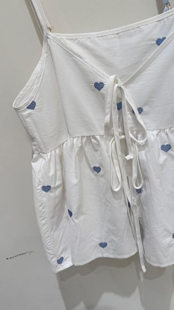 【愛心刺繡吊帶背心】 