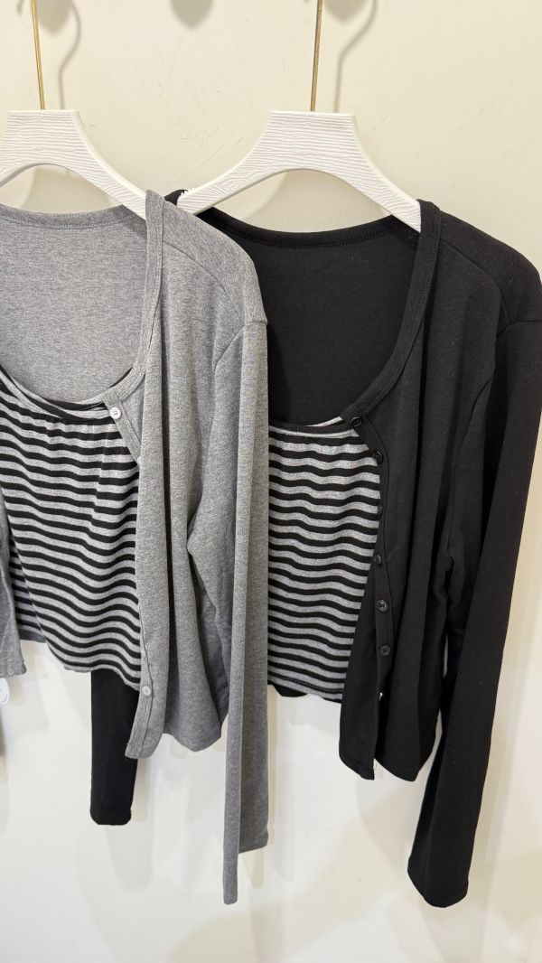 條紋背心+排釦外套 