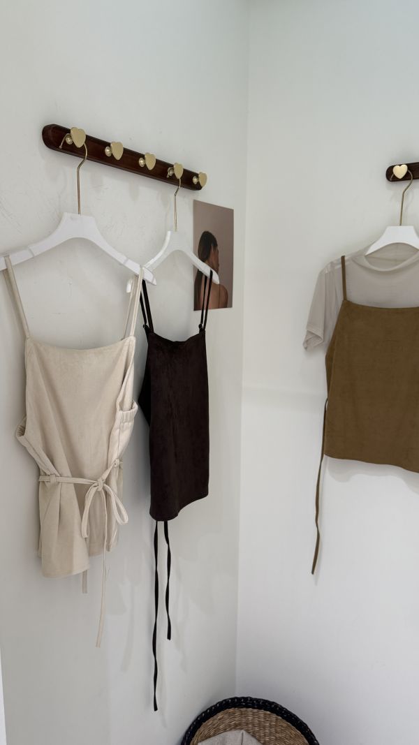 【麂皮吊帶綁帶上衣】 