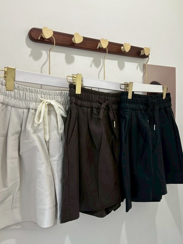 【休閒綁帶皮短褲】 