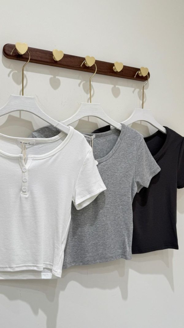 【領三釦短版素】 