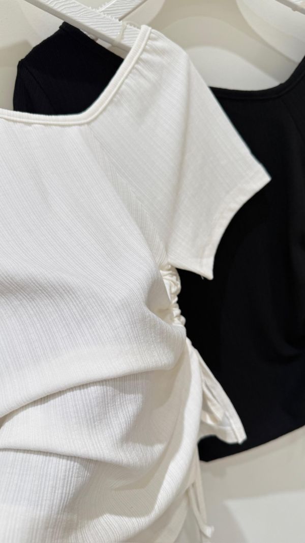 【斜領側抽短袖上衣】 