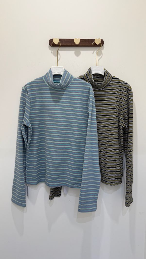 法蘭絨條紋高領上衣 