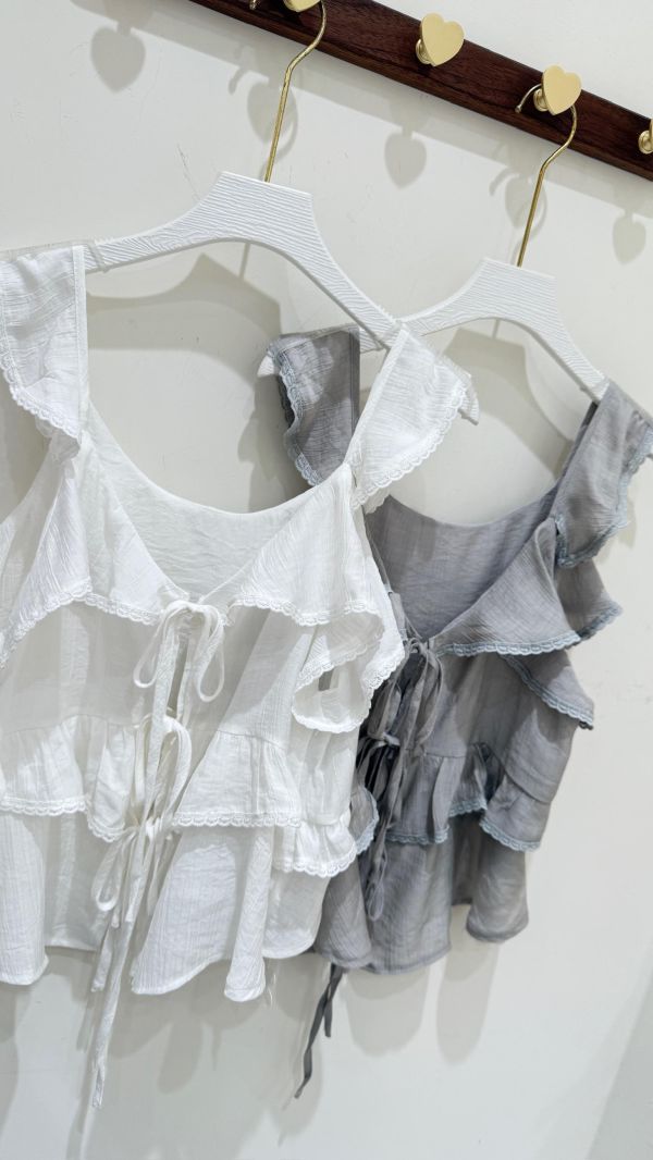 【甜美綁帶荷葉削肩背心】 