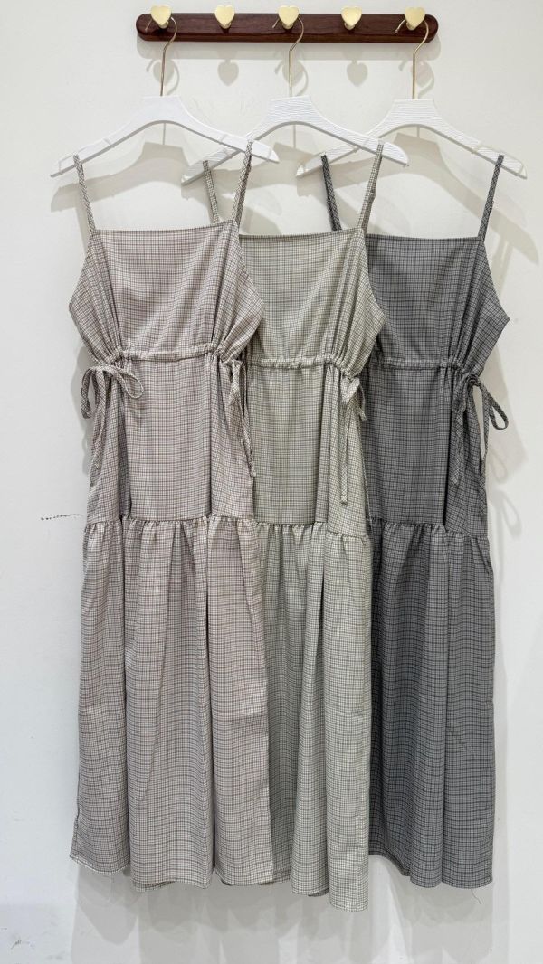 【細格紋抽繩吊帶長洋裝】 