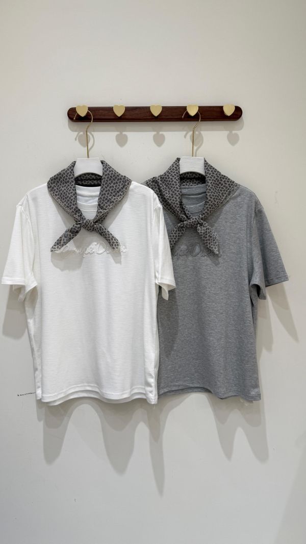 【小花刺繡短袖棉T（附絲巾）】 