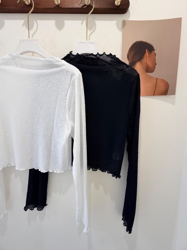 【紋理木耳邊薄款透膚上衣】 