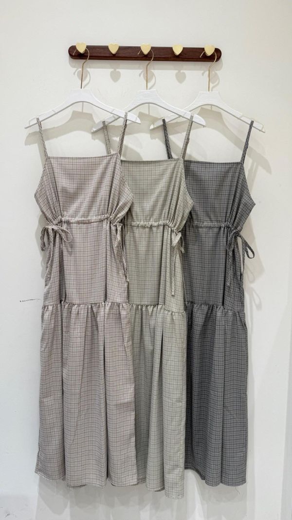 【細格紋抽繩吊帶長洋裝】 