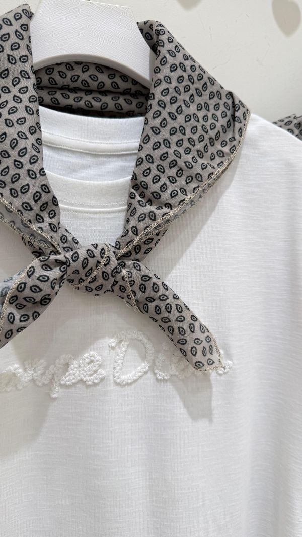 【小花刺繡短袖棉T（附絲巾）】 