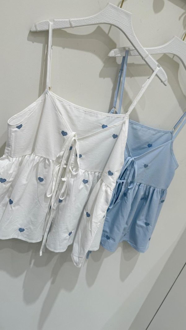 【愛心刺繡吊帶背心】 