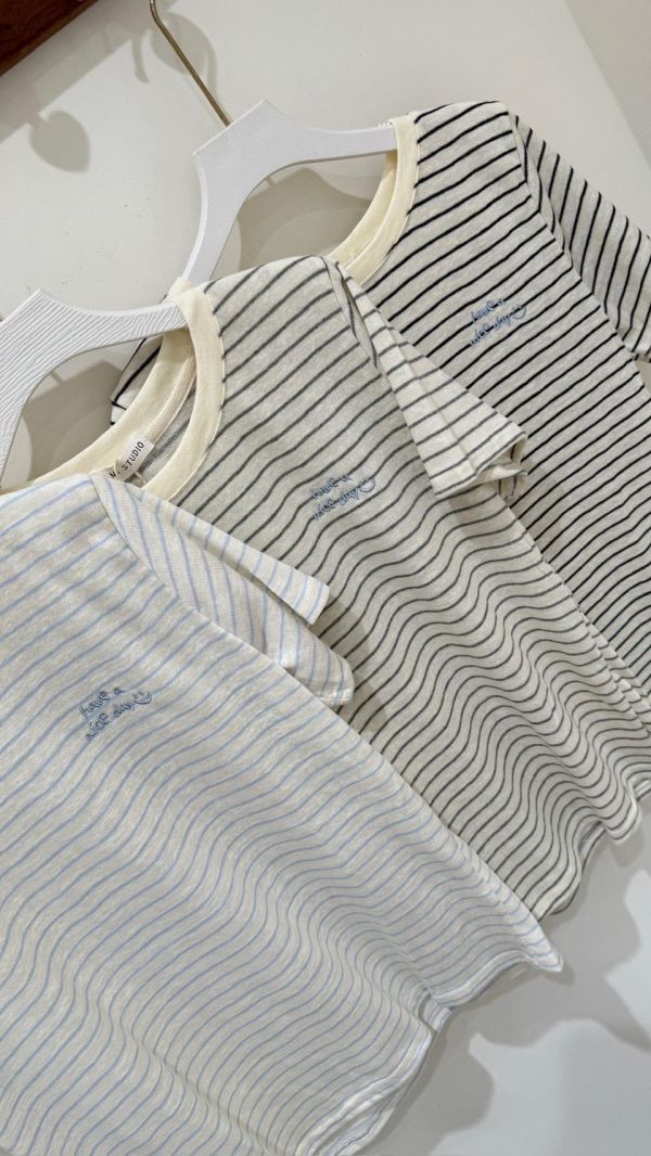 【條紋刺繡短袖棉】 