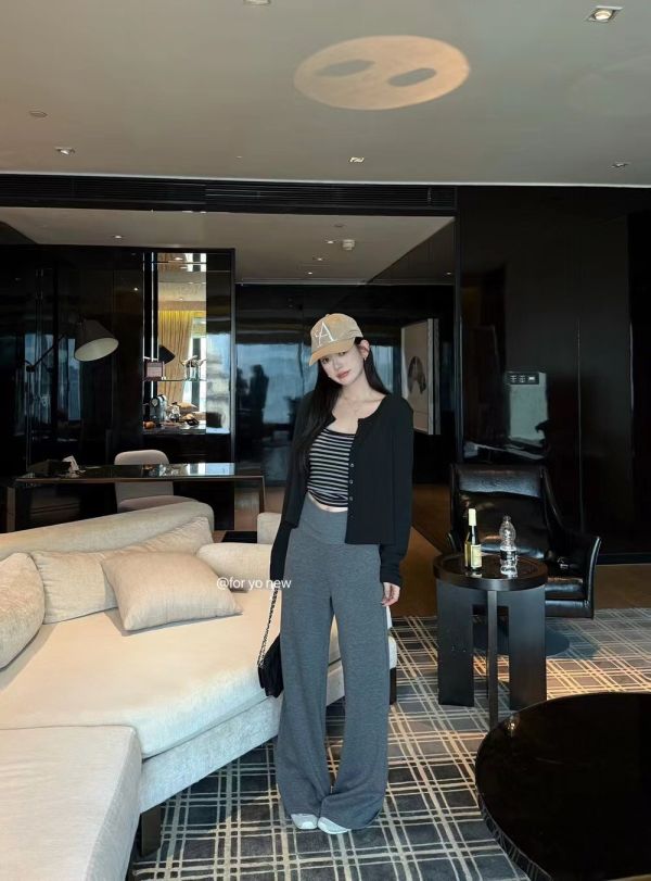 條紋背心+排釦外套 