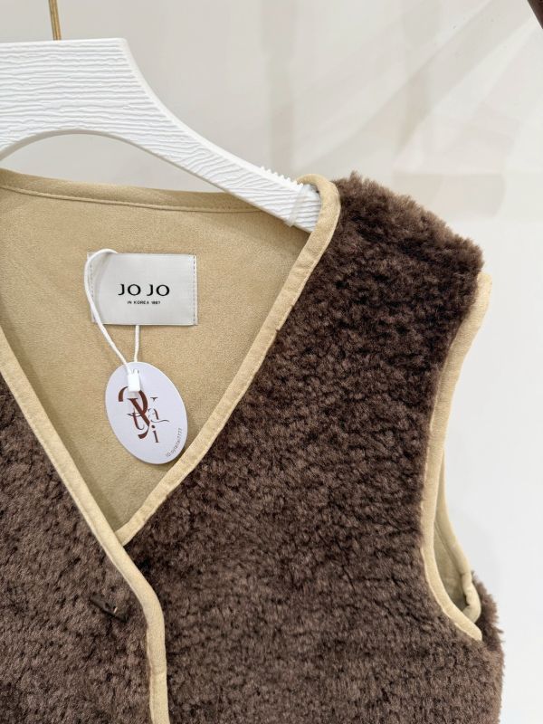 羊羔毛拼接麂皮背心 