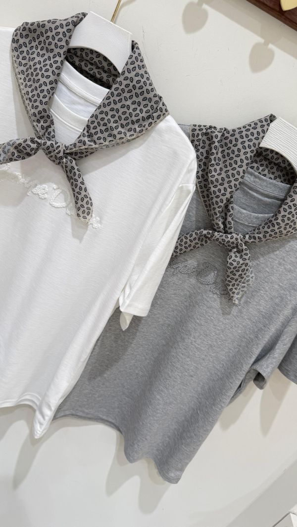 【小花刺繡短袖棉T（附絲巾）】 