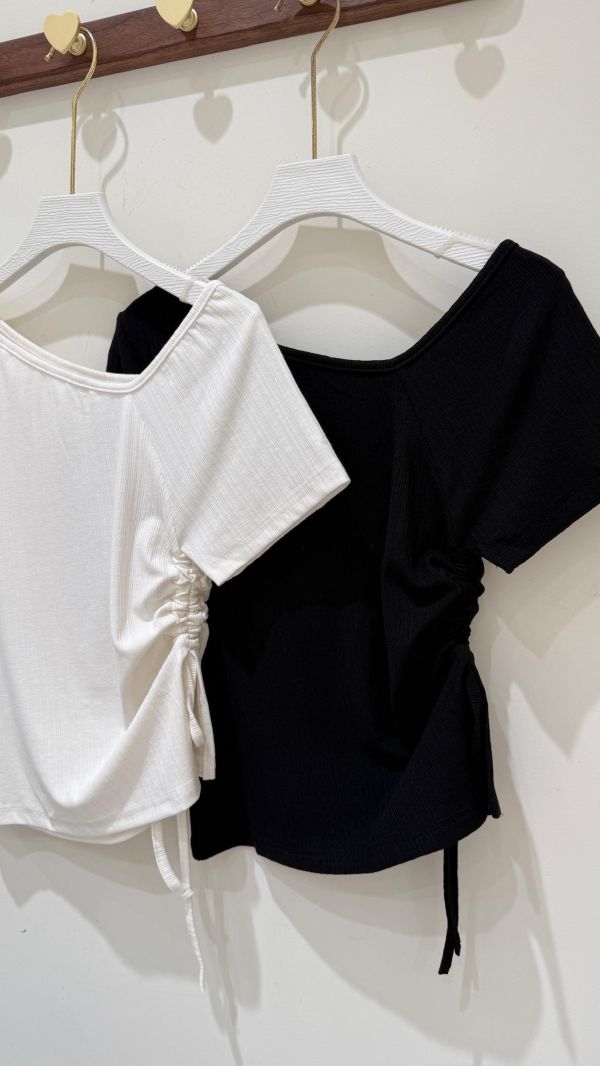 【斜領側抽短袖上衣】 