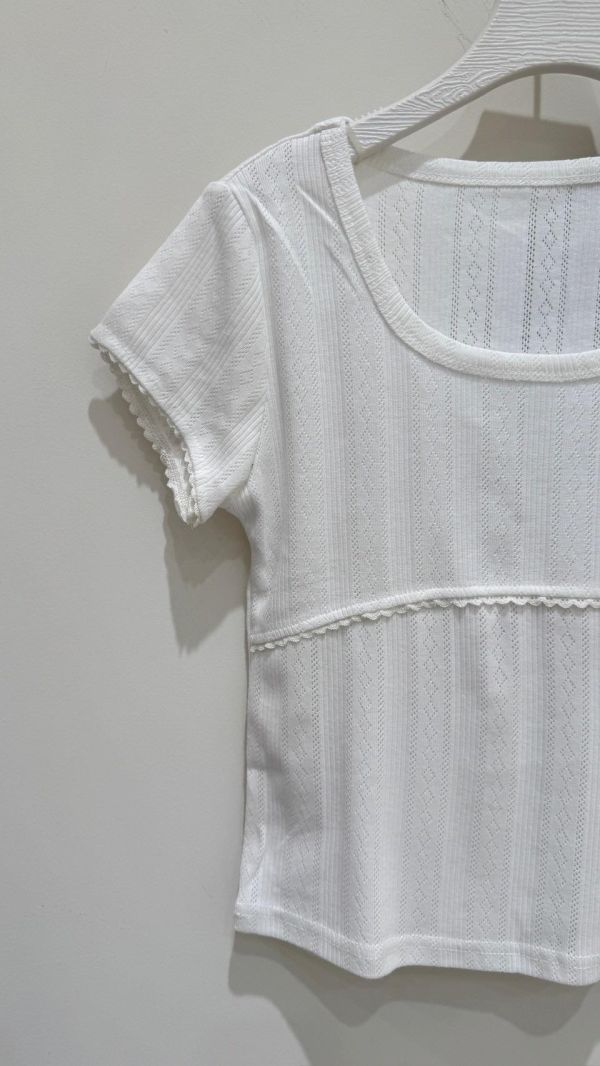 【小蕾絲花邊拼接U領上衣】 