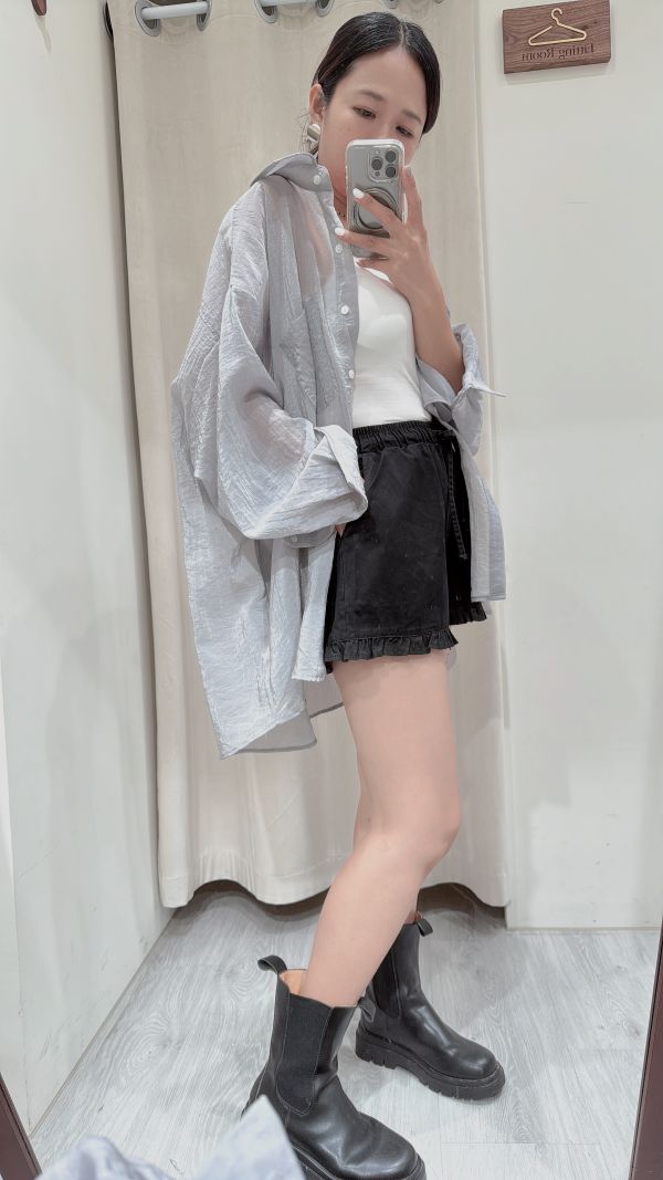 【牛仔小荷葉短褲】 