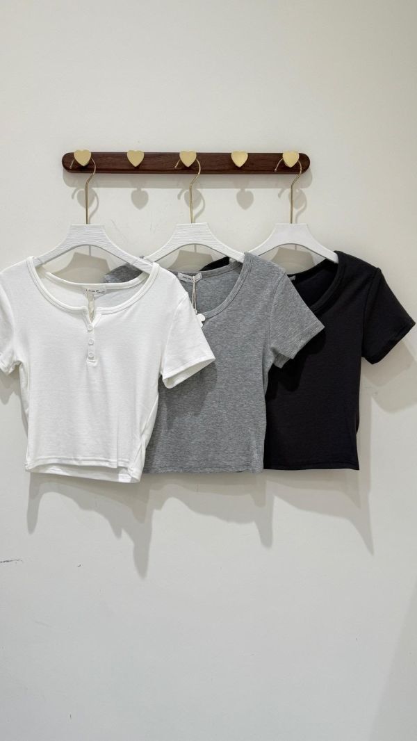 【領三釦短版素】 