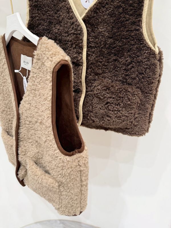 羊羔毛拼接麂皮背心 