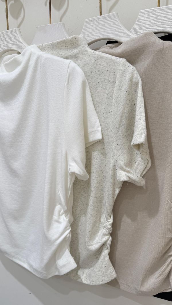 【側抽皺素面立領短袖棉T】 