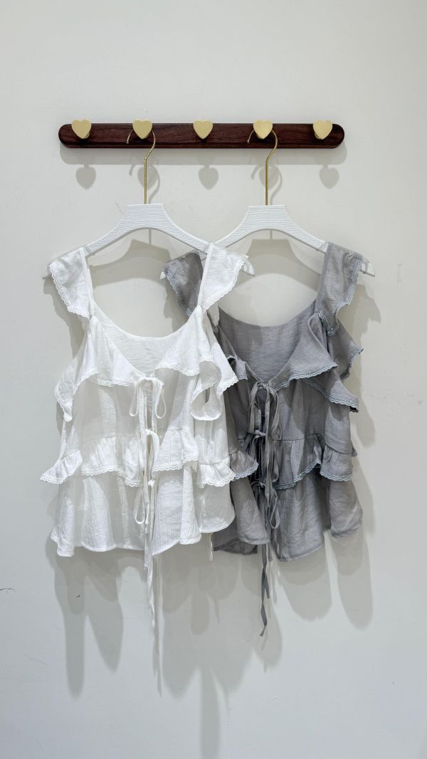 【甜美綁帶荷葉削肩背心】 