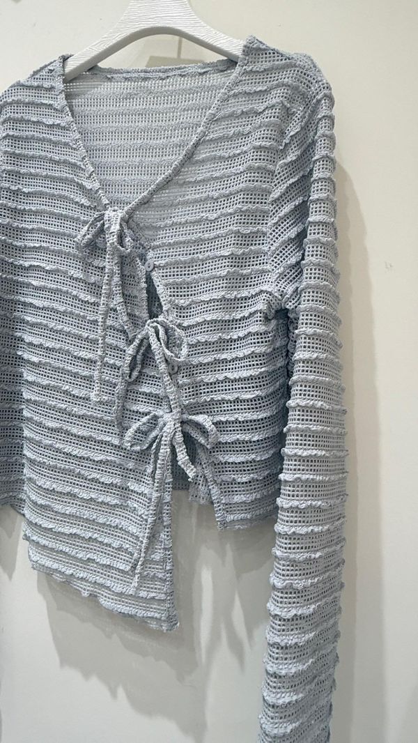 【斜開肌理綁帶罩衫】 