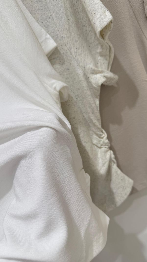 【側抽皺素面立領短袖棉T】 