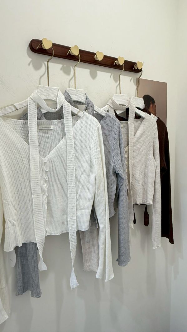 繞脖鬆餅格提花上衣 