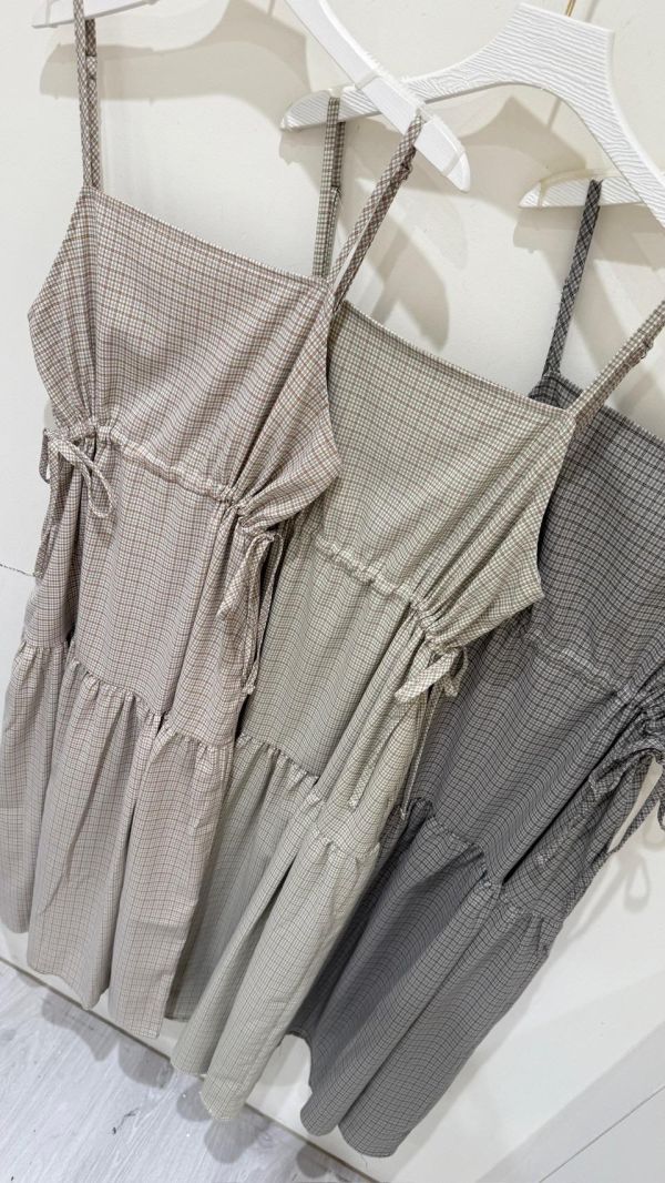 【細格紋抽繩吊帶長洋裝】 