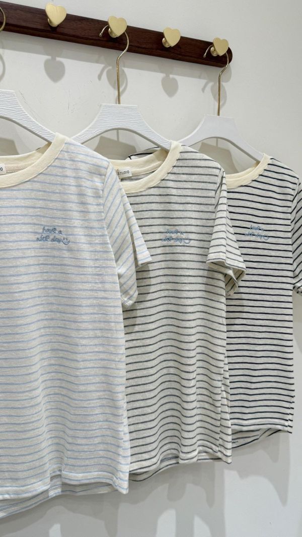 【條紋刺繡短袖棉】 