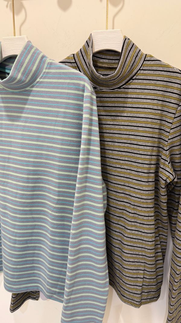 法蘭絨條紋高領上衣 