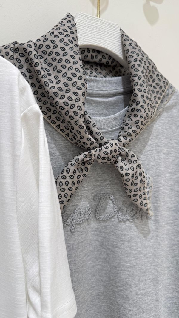 【小花刺繡短袖棉T（附絲巾）】 