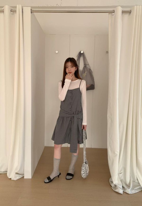 【格紋綁帶吊帶短洋裝】 