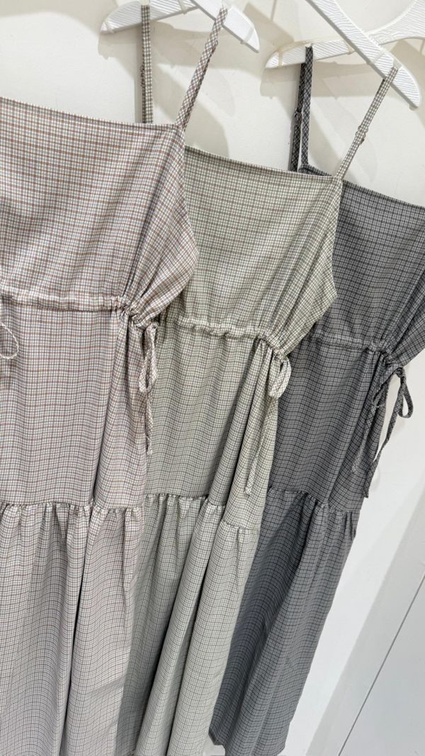 【細格紋抽繩吊帶長洋裝】 