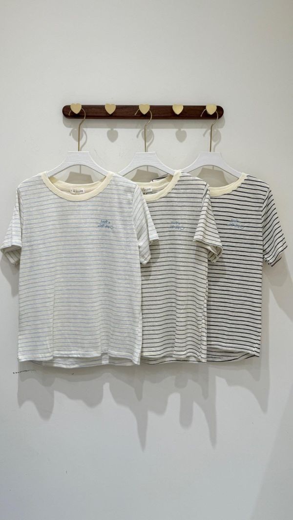 【條紋刺繡短袖棉】 