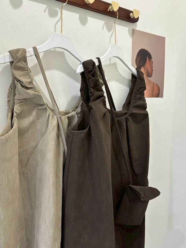 【甜美麂皮抽皺背心洋裝（附小包）】 