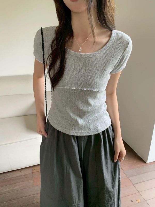 【小蕾絲花邊拼接U領上衣】 