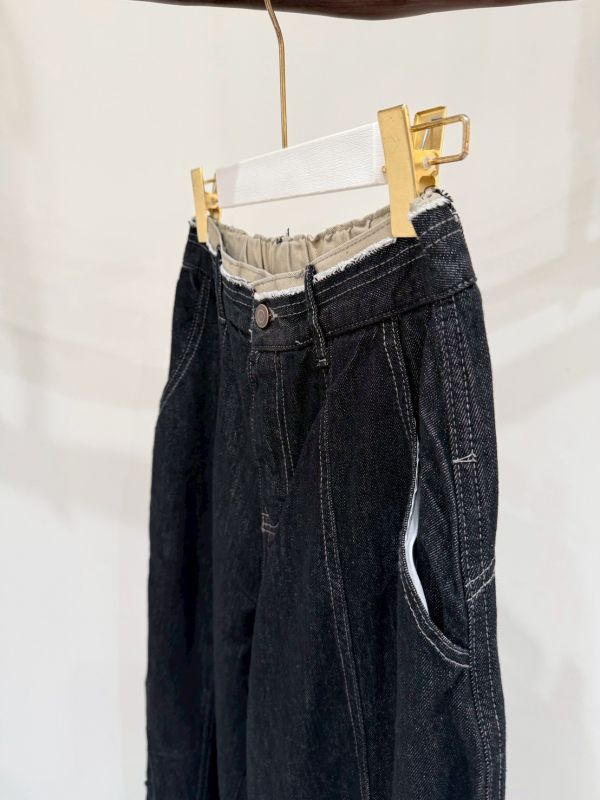 腰頭拼接薄彎刀牛仔褲 