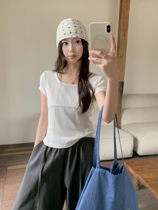 【小蕾絲花邊拼接U領上衣】 