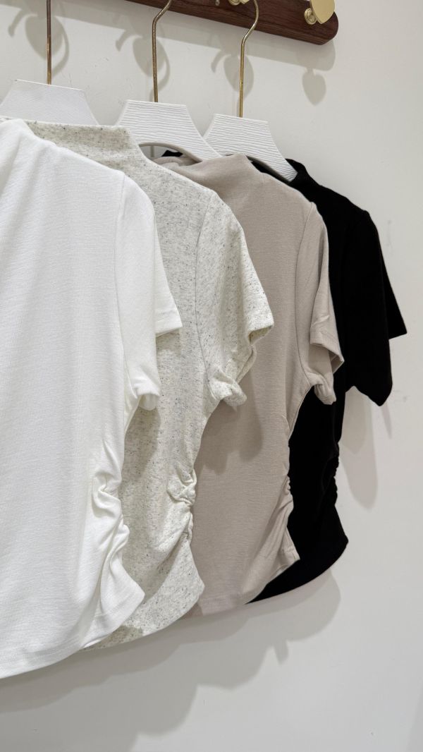 【側抽皺素面立領短袖棉T】 