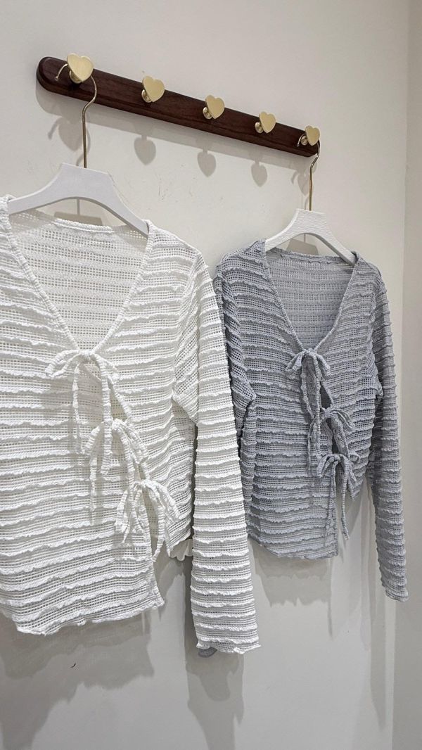 【斜開肌理綁帶罩衫】 