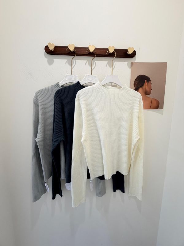 【歐式坑條針織上衣】 