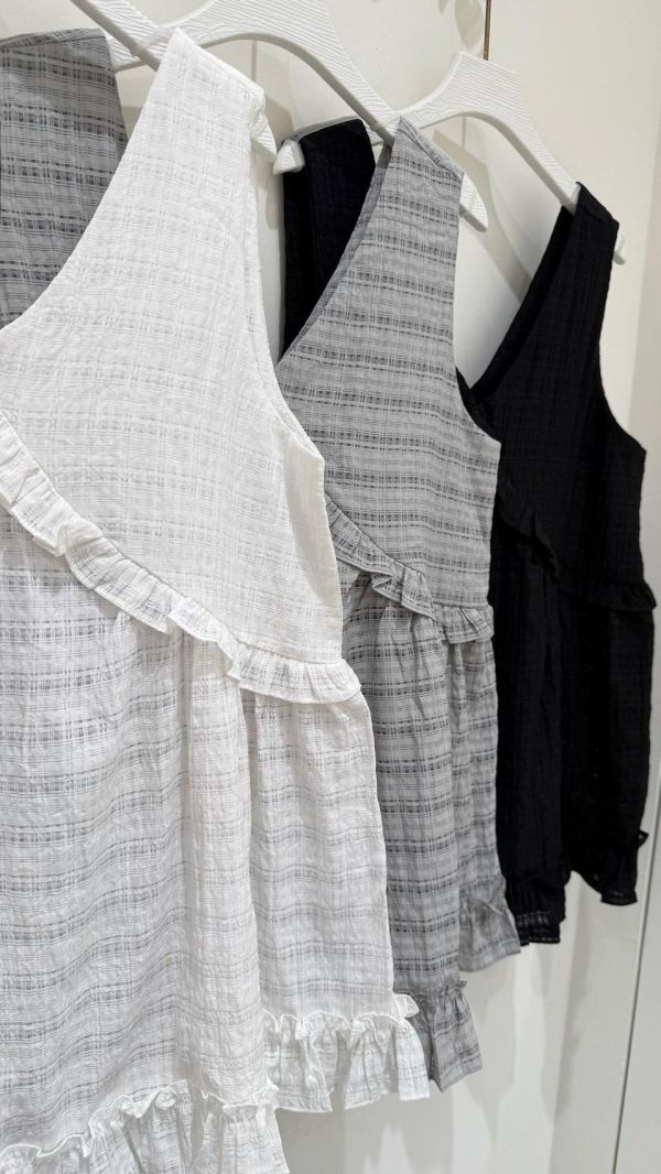 【肌理方格木耳邊背心】 