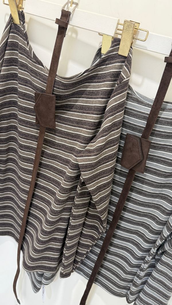 斜肩條紋長袖上衣（附皮帶） 