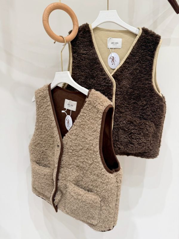 羊羔毛拼接麂皮背心 