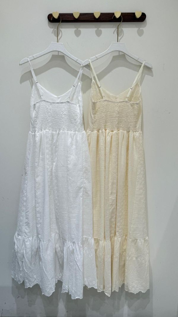 【棉刺繡花花吊帶長洋裝】 