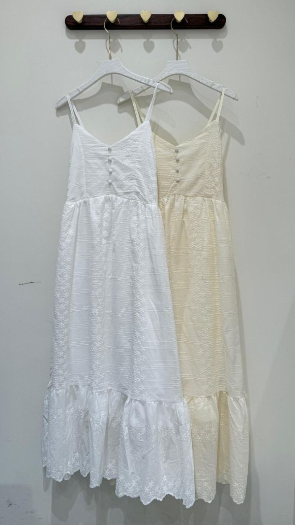 【棉刺繡花花吊帶長洋裝】 