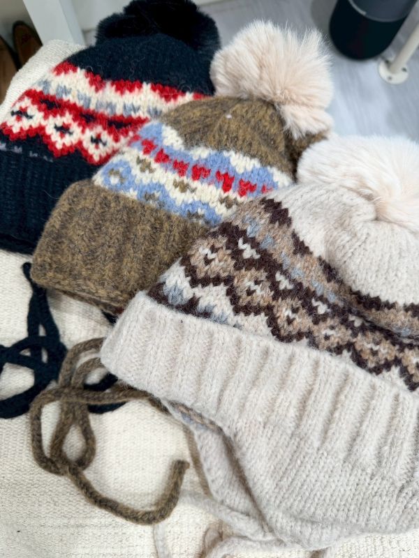 北歐圖騰球球遮耳毛帽 