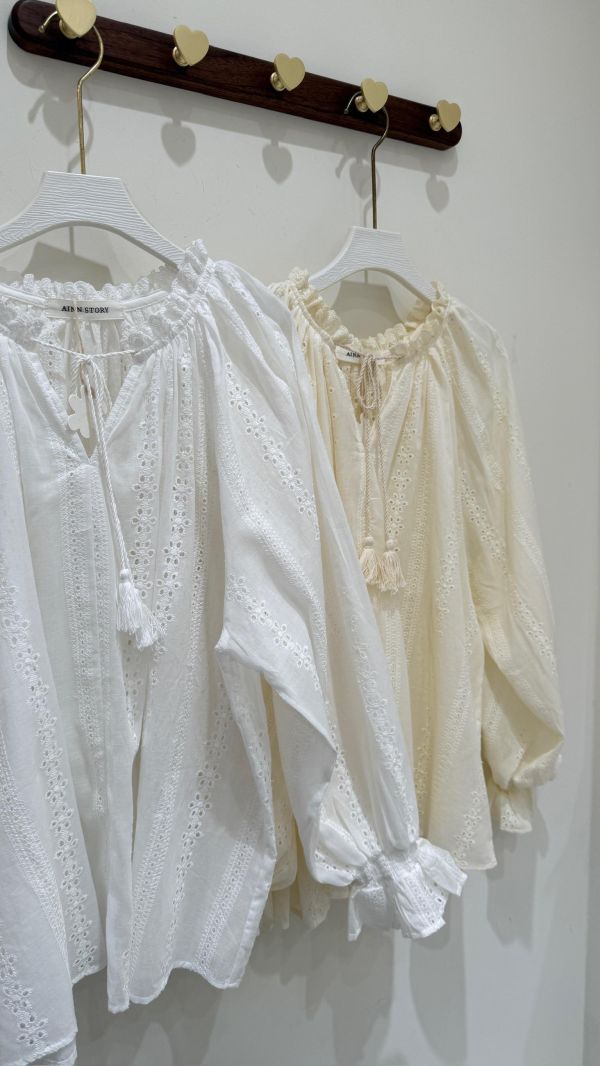 【甜美刺繡鏤空上衣】 