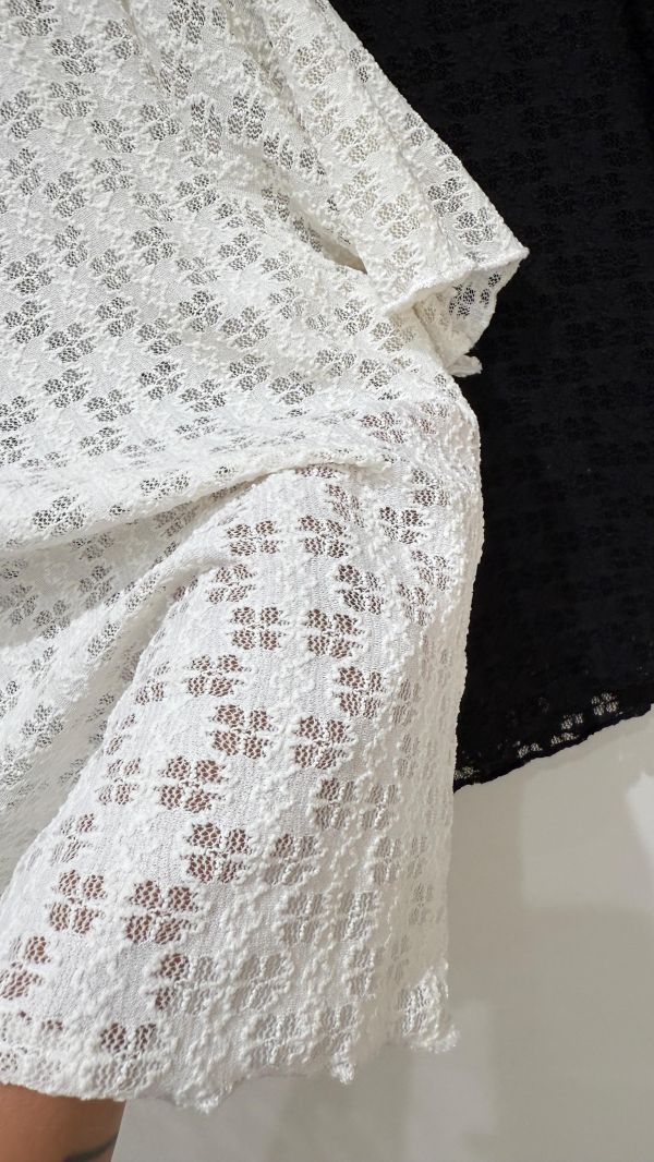 【拼圖透膚蕾絲短袖上衣】 